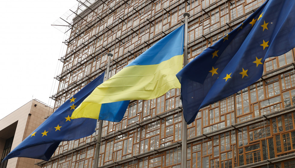 Archivo - Banderas de la Unión Europea y de Ucrania ante la sede del Consejo Europeo en Bruselas.