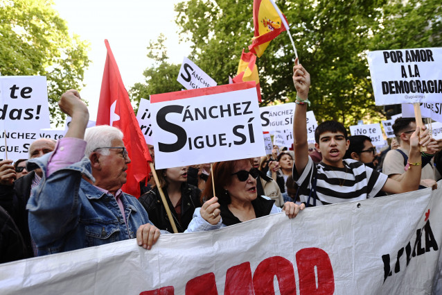 Decenas de personas durante una manifestación en apoyo a Pedro Sánchez, a 28 de abril de 2024, en Madrid (España). La manifestación se ha convocado bajo el lema ‘Sus chantajes, sus bulos y su mafia no pueden contra la democracia y contra el pueblo’ en apo