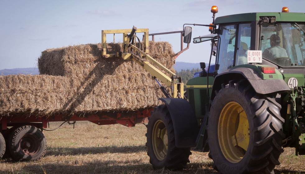 Archivo - Un tractor durante la recogida de trigo
